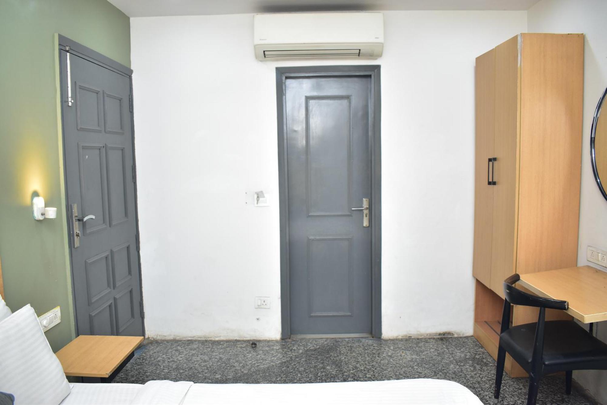 Hotel Golden Saffron By Qotel-Punjabi Bagh New Delhi Ngoại thất bức ảnh