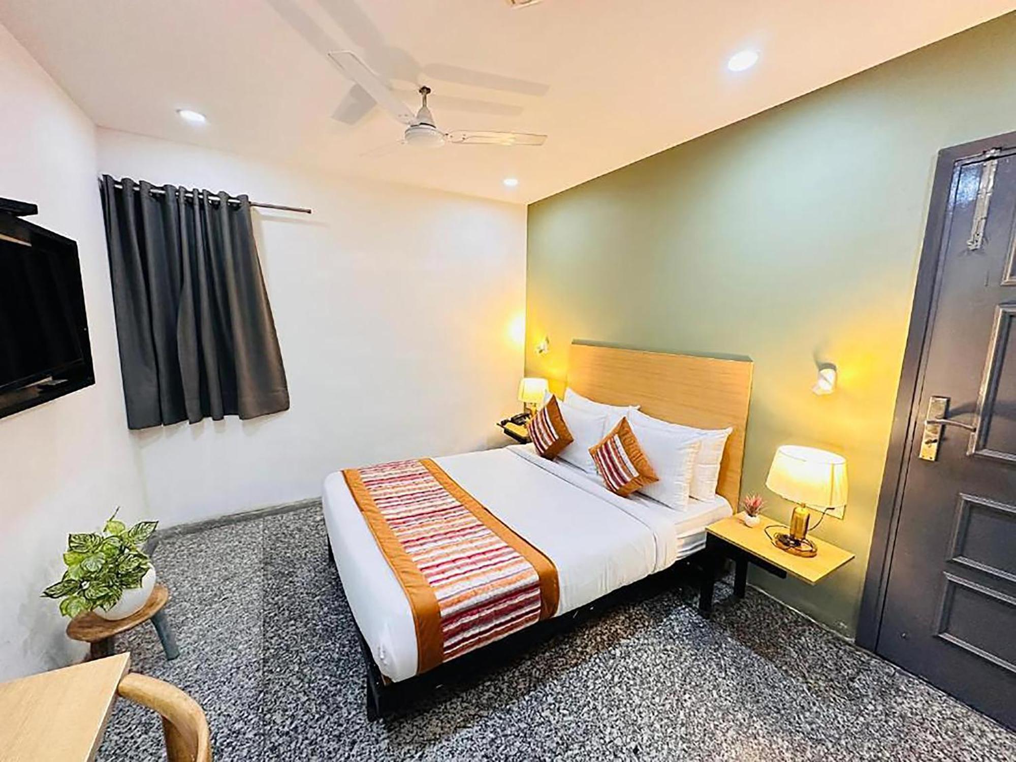 Hotel Golden Saffron By Qotel-Punjabi Bagh New Delhi Ngoại thất bức ảnh